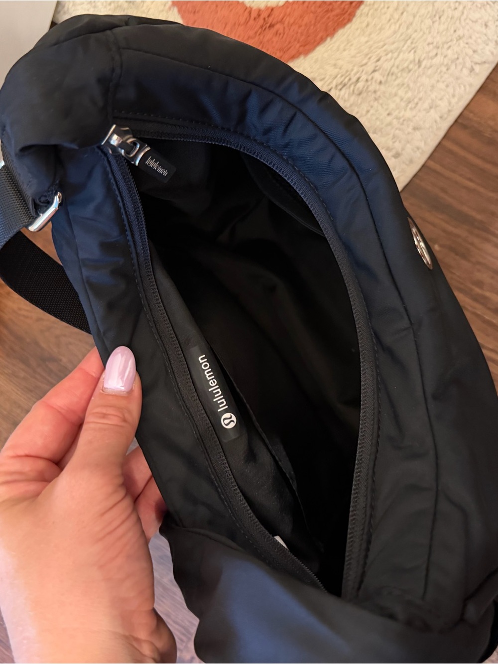 City Essentials Shoulder Bag 4L - Picture 6 of 8